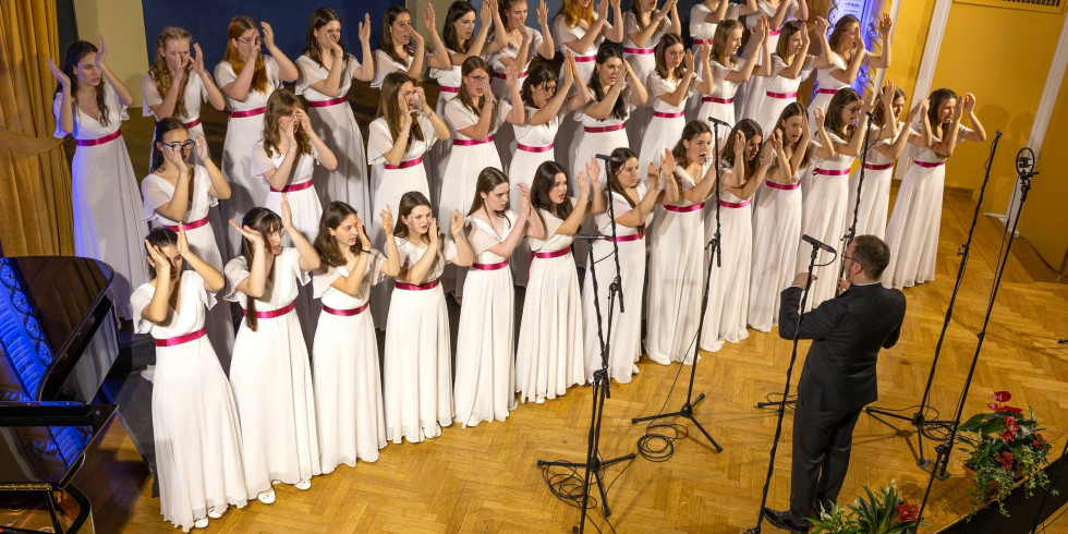 Dekliški pevski zbor Gimnazije Kranj je zmagovalec državnega zborovskega tekmovanja