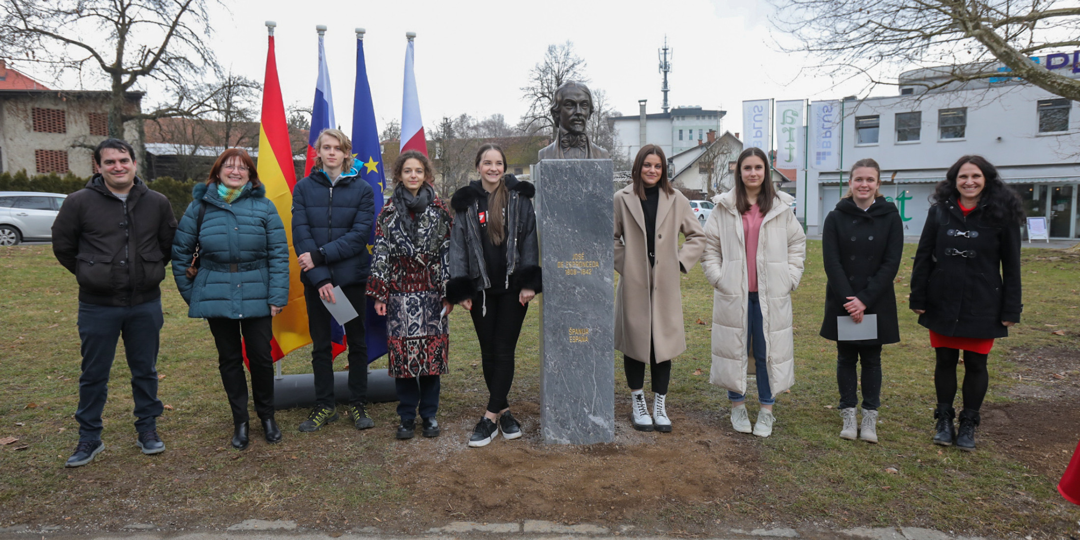 V tednu pred slovenskim kulturnim praznikom se je doprsnim kipom Franceta Prešerna in njegovih sodobnikov v parku La Ciotat v Kranju pridružil še kip Španca Jos
