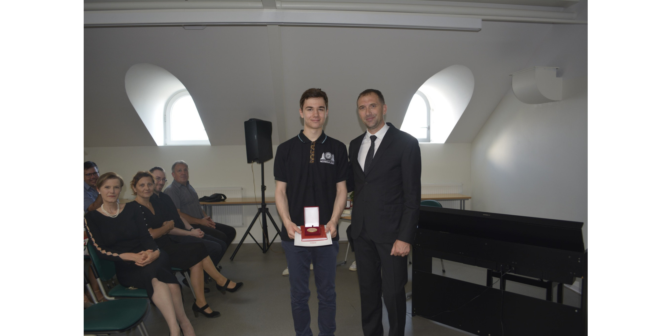 Zlati maturant Gimnazije Kranj Benjamin Bajd je prvi slovenski dijak, ki je osvojil zlato medaljo na računalniški olimpijadi