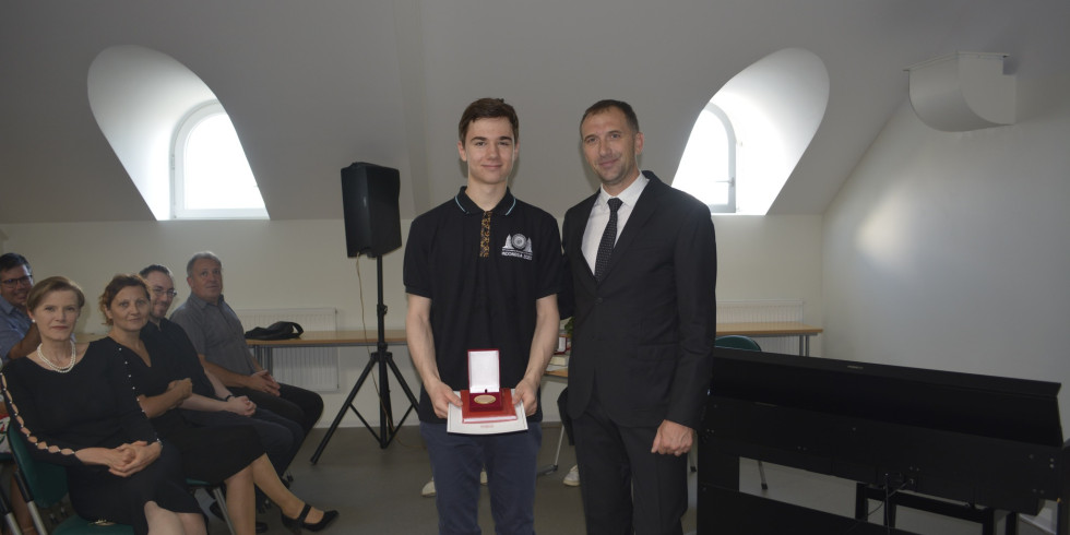 Zlati maturant Gimnazije Kranj Benjamin Bajd je prvi slovenski dijak, ki je osvojil zlato medaljo na računalniški olimpijadi